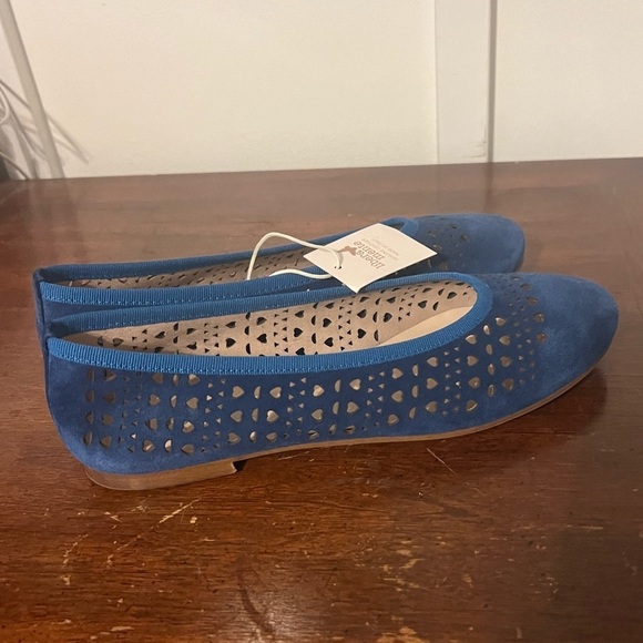NWT Elegant Blue leather Suede Flats with Cutout Design 7.5 (38) Italian made